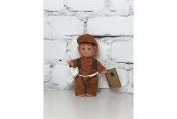 Кукла Джестито Домовёнок, мальчик, в коричневом комбинезоне и кепочке, 18 см
